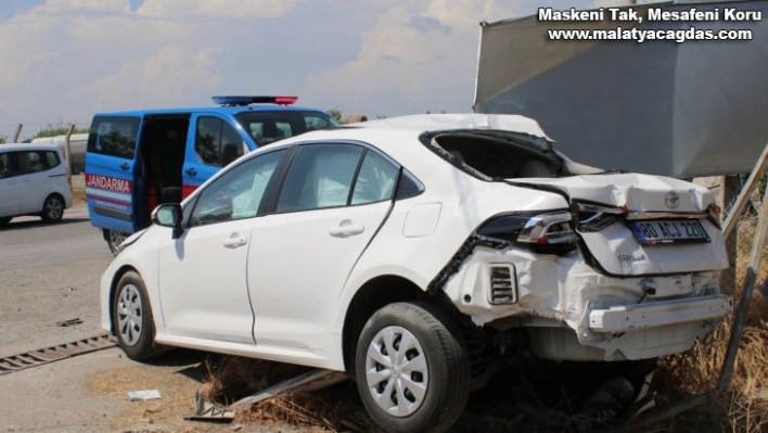 Hatay'da akaryakıt tankeri ile otomobil çarpıştı: 2 yaralı