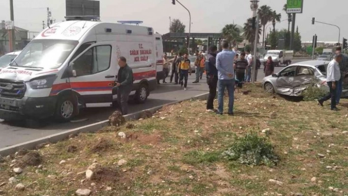 Hatay'da ambulans ile çarpışan otomobilin sürücüsü yaralandı