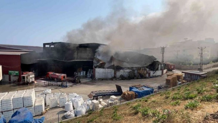 Hatay'da antrepoda çıkan yangın kısmen kontrol altına alındı