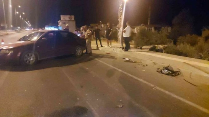 Hatay'da arıza nedeniyle yolun sağında duran araca otomobil çarptı: 3 yaralı