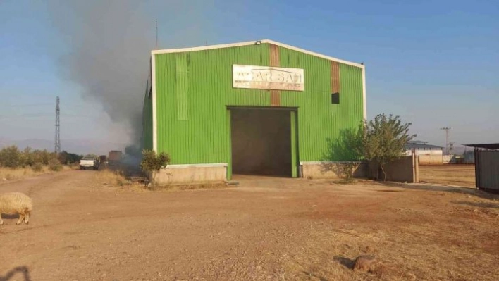 Hatay'da çiftlikteki yangında samanlar kül oldu