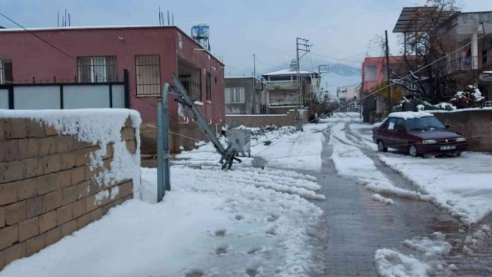 Hatay'da elektrik direkleri ve ağaçlar devrildi