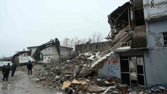 Hatay'da enkaz kaldırma çalışmaları devam ediyor