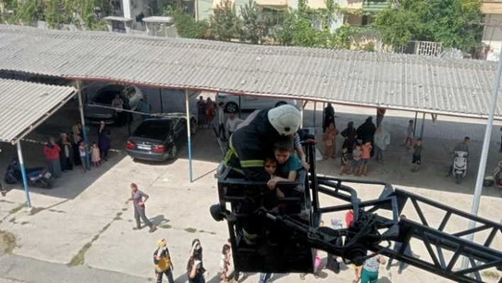 Hatay'da ev yangınında mahsur kalan çocukları itfaiye kurtardı