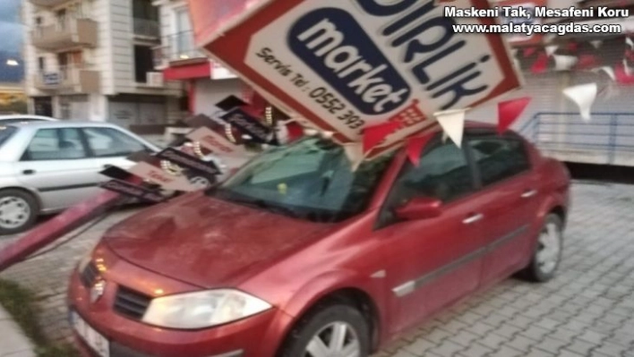 Hatay'da fırtınada reklam direği otomobilin üzerine devrildi