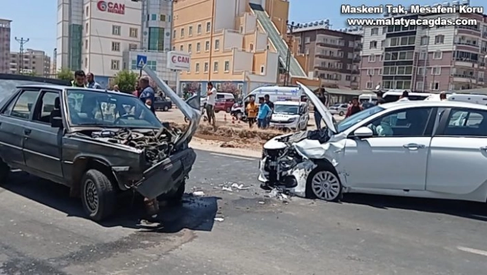 Hatay'da iki otomobil kafa kafaya çarpıştı: 4 yaralı