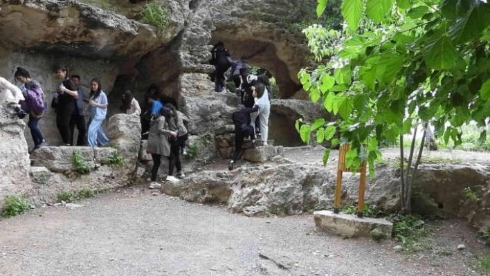 Hatay'da kısa süreli dolu yağışı zor anlar yaşattı