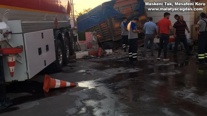 Hatay'da kontrolden çıkan tır akaryakıt istasyona daldı