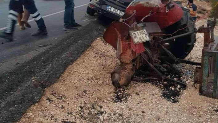 Hatay'da otomobil ile traktör çarpıştı: 2 yaralı