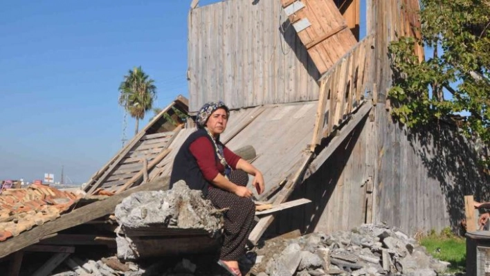 Hatay'da taşkın sahasındaki barakalar yıkılıyor