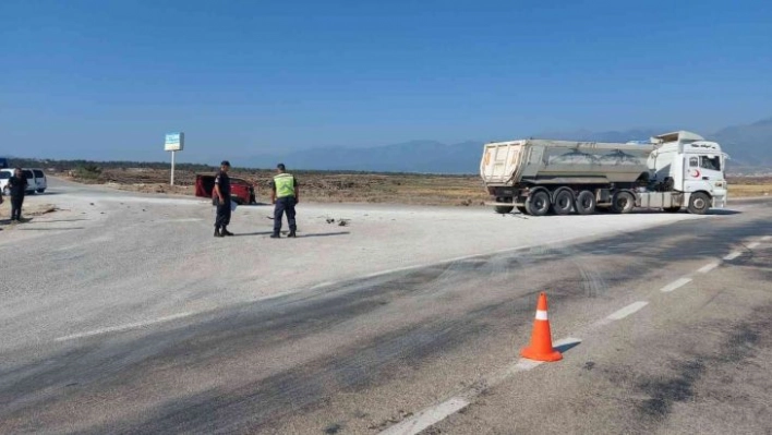 Hatay'da tır ile çırpışan otomobilin sürücüsü yaralandı