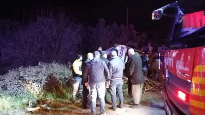 Hatay'da tır, traktöre çarptı, sıkışan sürücü kurtarıldı