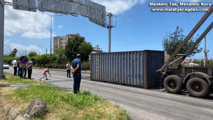 Hatay'da tırın açılan dorsesi yön levhalarına çarptı