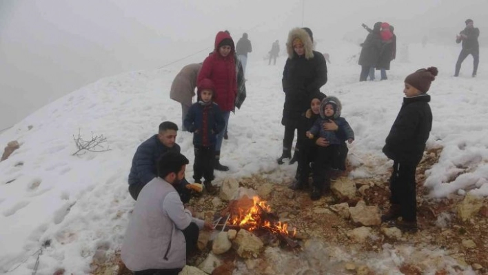 Hatay'da vatandaşlar karın tadını sucuk ekmekle çıkardı