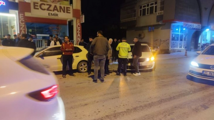 Hatay'da virajı alamayan otomobil park halindeki araçlara çarptı: 3 yaralı