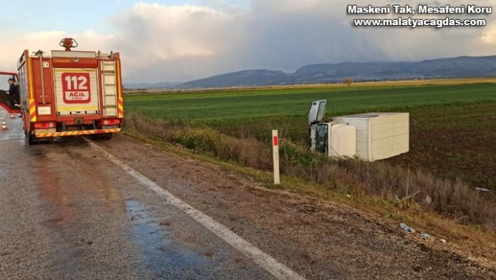 Hatay'da yağ dolu kamyonet devrildi: 3 yaralı