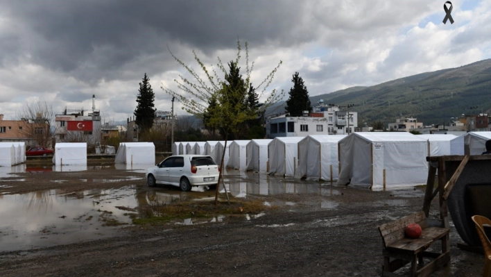 Hatay'da yağmur depremzedelere zor anlar yaşattı