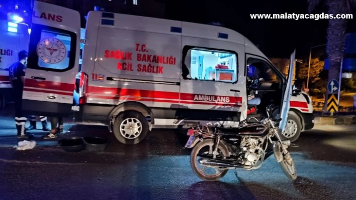 Hatay'da yaralı motosiklet sürücüsüne ilk müdahaleyi çarptığı ambulansın personeli yaptı