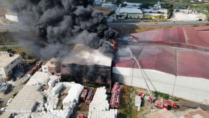 Hatay'daki antrepo yangınını söndürme çalışmaları sürüyor