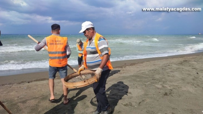 Hatay sahilinde petrol atıkları elekle temizleniyor