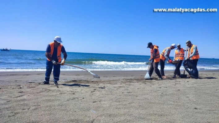 Hatay sahilinde petrol atıklarını temizleme çalışmaları sürüyor