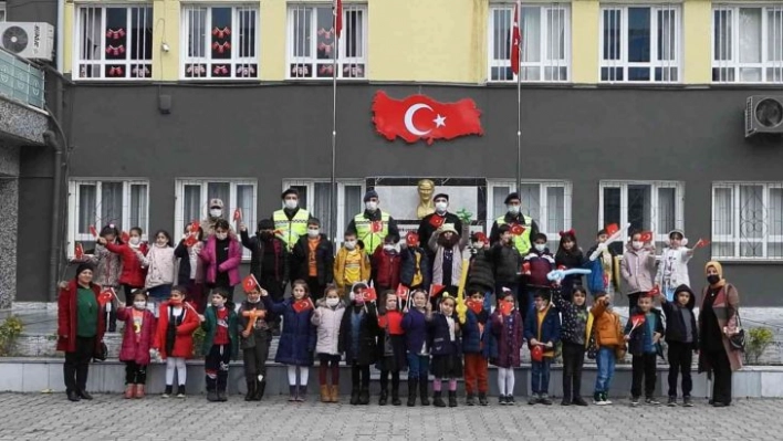 Hataylı çocuklara 'Jandarma Çocuk Kitabı ve boyama' kitabı hediye ettiler