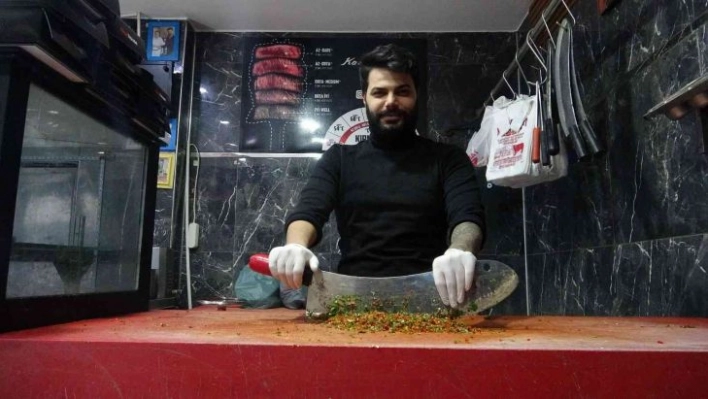 Hataylı kasap 1 dakikada kağıt kebabı hazırlıyor