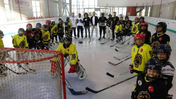 Hatayspor'dan buz hokeyi oyuncularına moral ziyareti