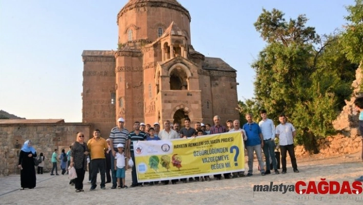 Hayatın Renkleri Solmasın Derneğinden Akdamar Adası'na gezi