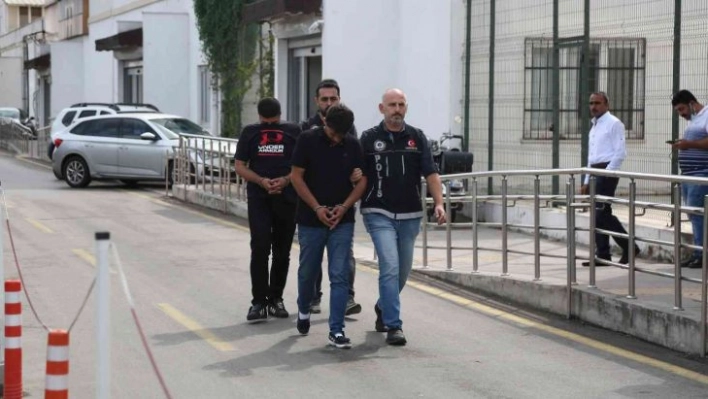 Hazır kek poşeti içinde esrar sevkiyatı polise takıldı