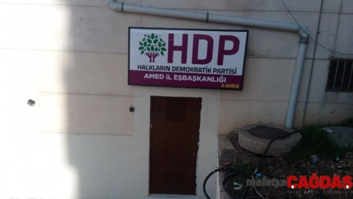 HDP'lilerin arka kapıya tabela asmasına evlat nöbetindeki ailelerden tepki