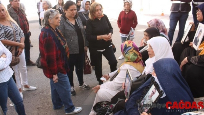 HDP önünde evlat nöbeti tutan ailelere bir destek de Hatay'dan