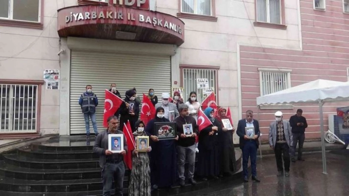 HDP önündeki aileler evlat nöbetini yağmur altında sürdürdü