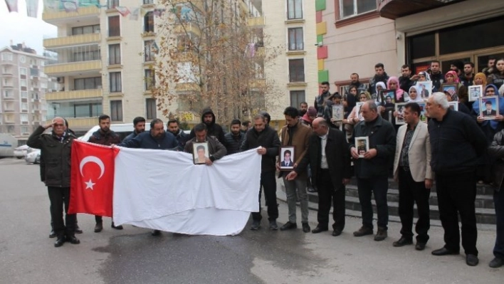 Türk bayrağıyla saygı duruşunda bulundu