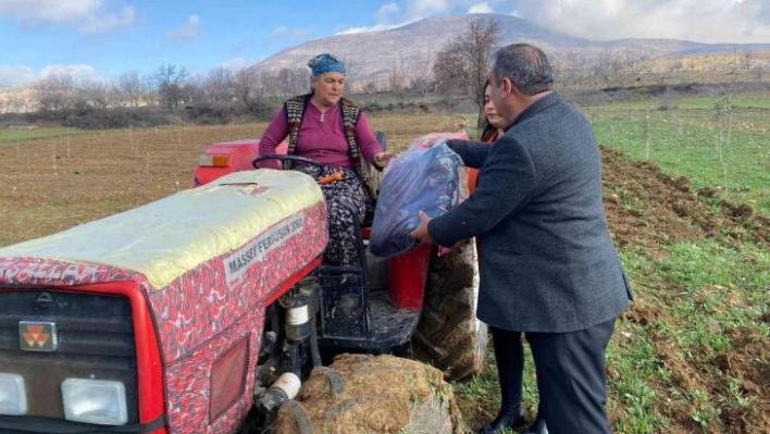 Hediyesini tarla sürerken aldı