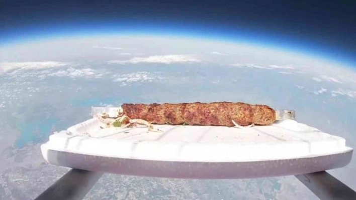 Helyum balonuyla stratosfere boru kebabı yolladı