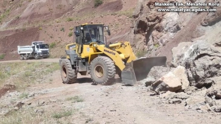 Heyelan köy yolunu kapattı, ekipler seferber oldu