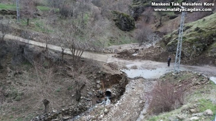 Heyelan nedeniyle kapanan köy yolu, ulaşıma açıldı