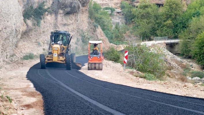 Heyelan nedeniyle kapanan köy yolu genişletildi