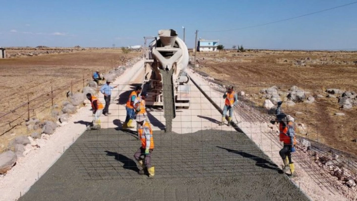 Hilvan'da çelik hasırlı beton yol çalışması