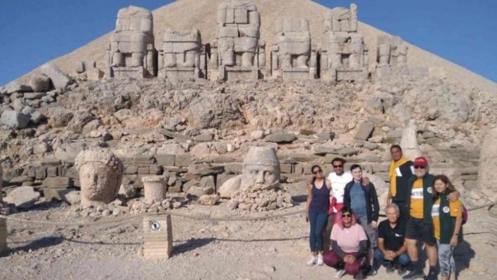 Hintli turistler Nemrut Dağı'nda