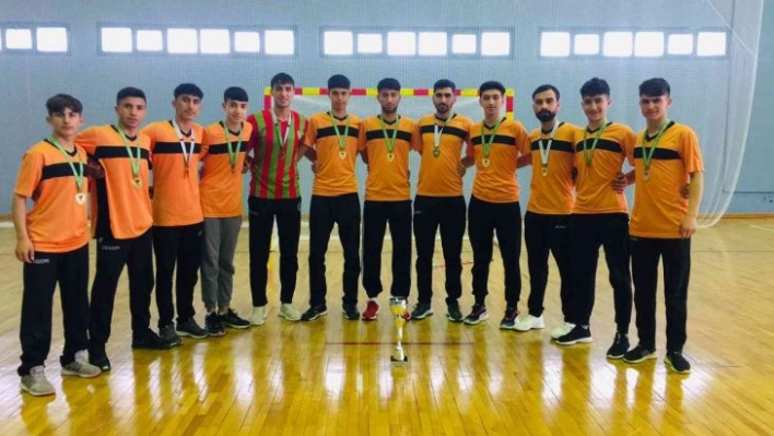 Hokey liginde şampiyon olan Diyarbakır Peyasspor'un sporcuları eğitimde de öncü