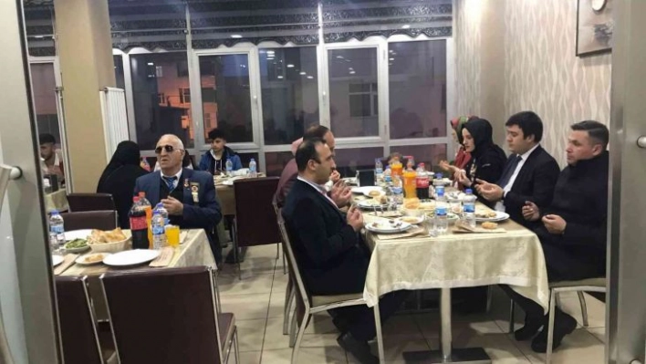 Horasan'da şehit ve gazi ailelerine iftar yemeği verildi