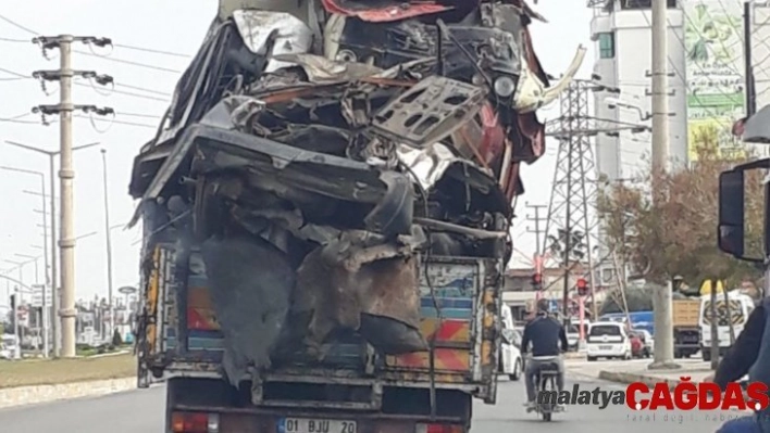 Hurda araç taşıyan kamyon trafikte tehlike saçtı