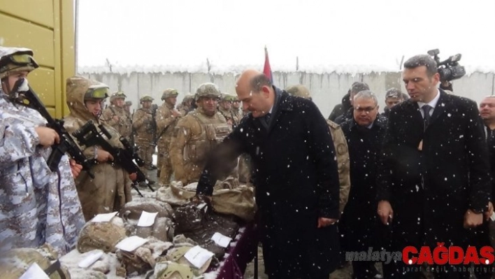 İçişleri Bakanı Soylu'dan kar altında görev yapan Mehmetçiğe ziyaret