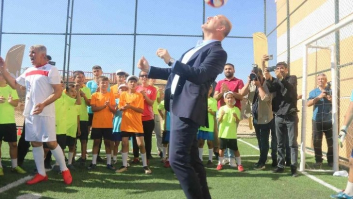 İçişleri Bakanı Soylu, Mardin'de çocuklarla bir araya gelerek top sekterdi