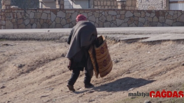 İdlib'den kaçan siviller kendi çabalarıyla hayatta kalmaya çalışıyor