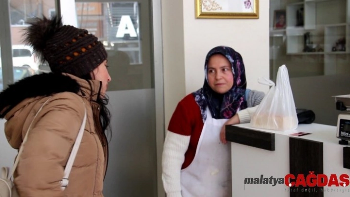 İki çölyaklı çocuğu için glutensiz pastane açtı