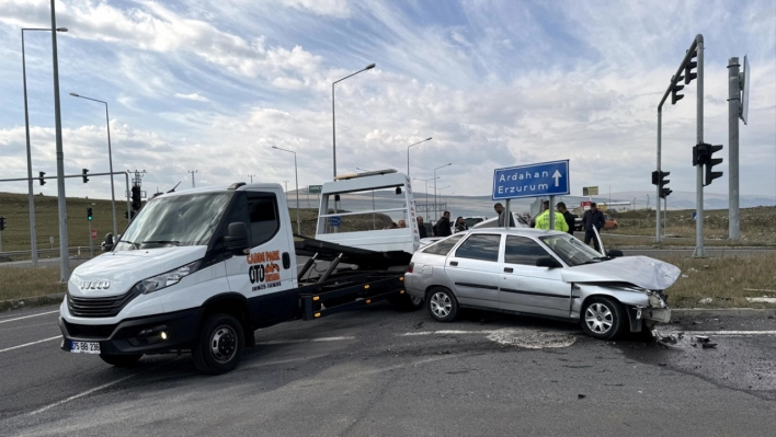 iki otomobil çarpıştı, 4 kişi yaralandı