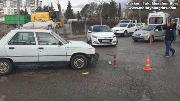 İki otomobilin çarpıştığı kaza güvenlik kamerasında